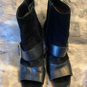 Size 40 (9.5 us) Jayde Bally New York Suede Blk Booties w open toe. Gold detail